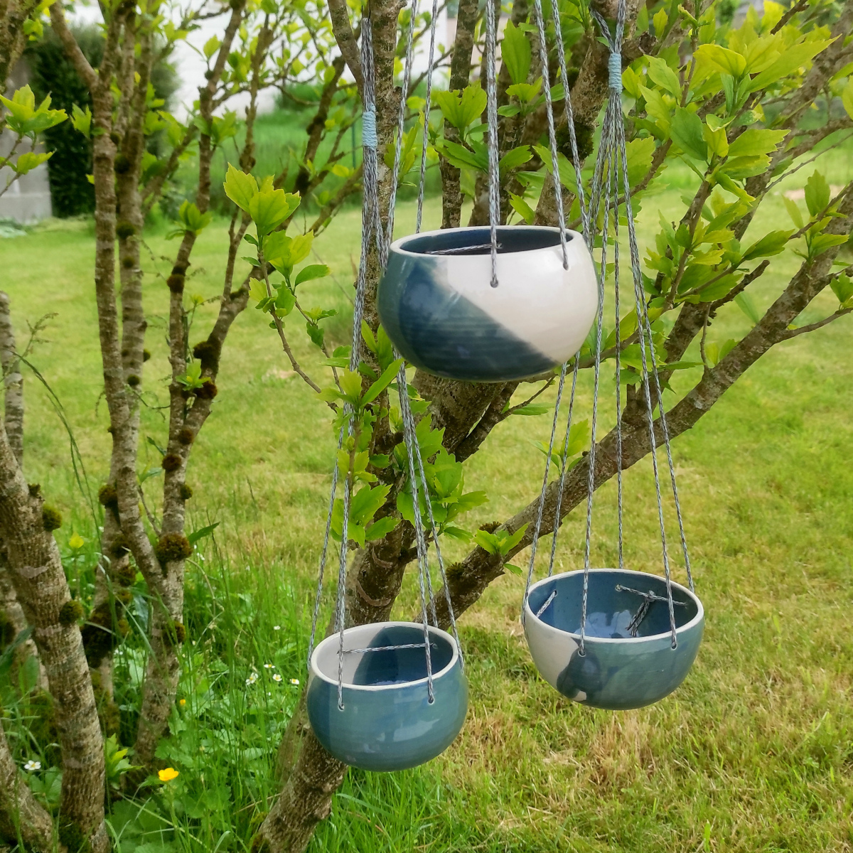 Trio de suspensions bicolores, bleutées
