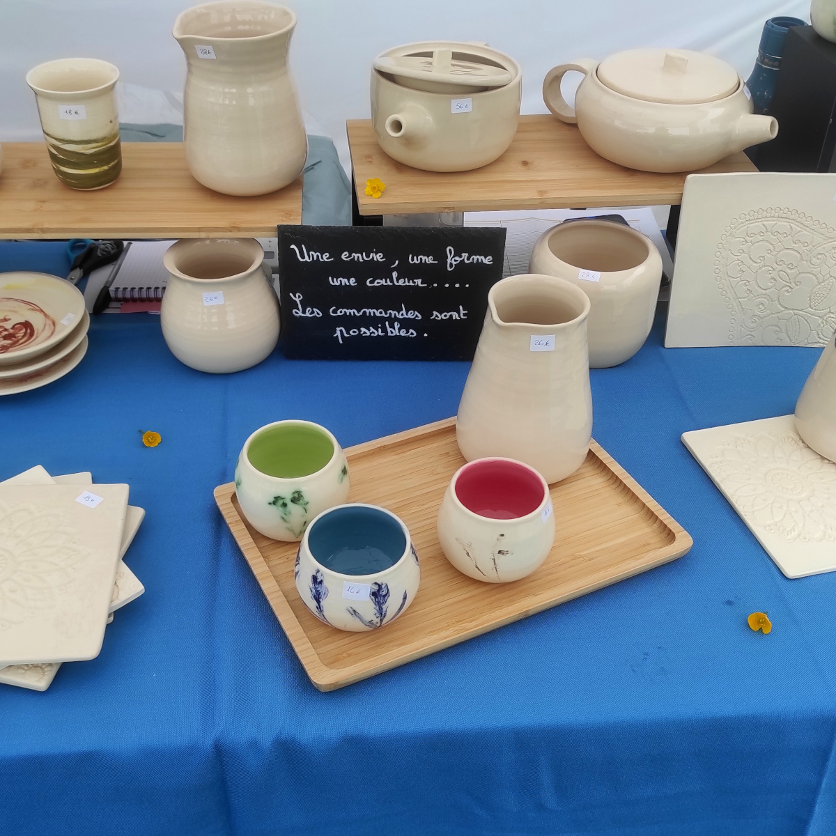 Objets en céramique variés, pichets, vase, théières, gobelets, assiettes et dessous de plats