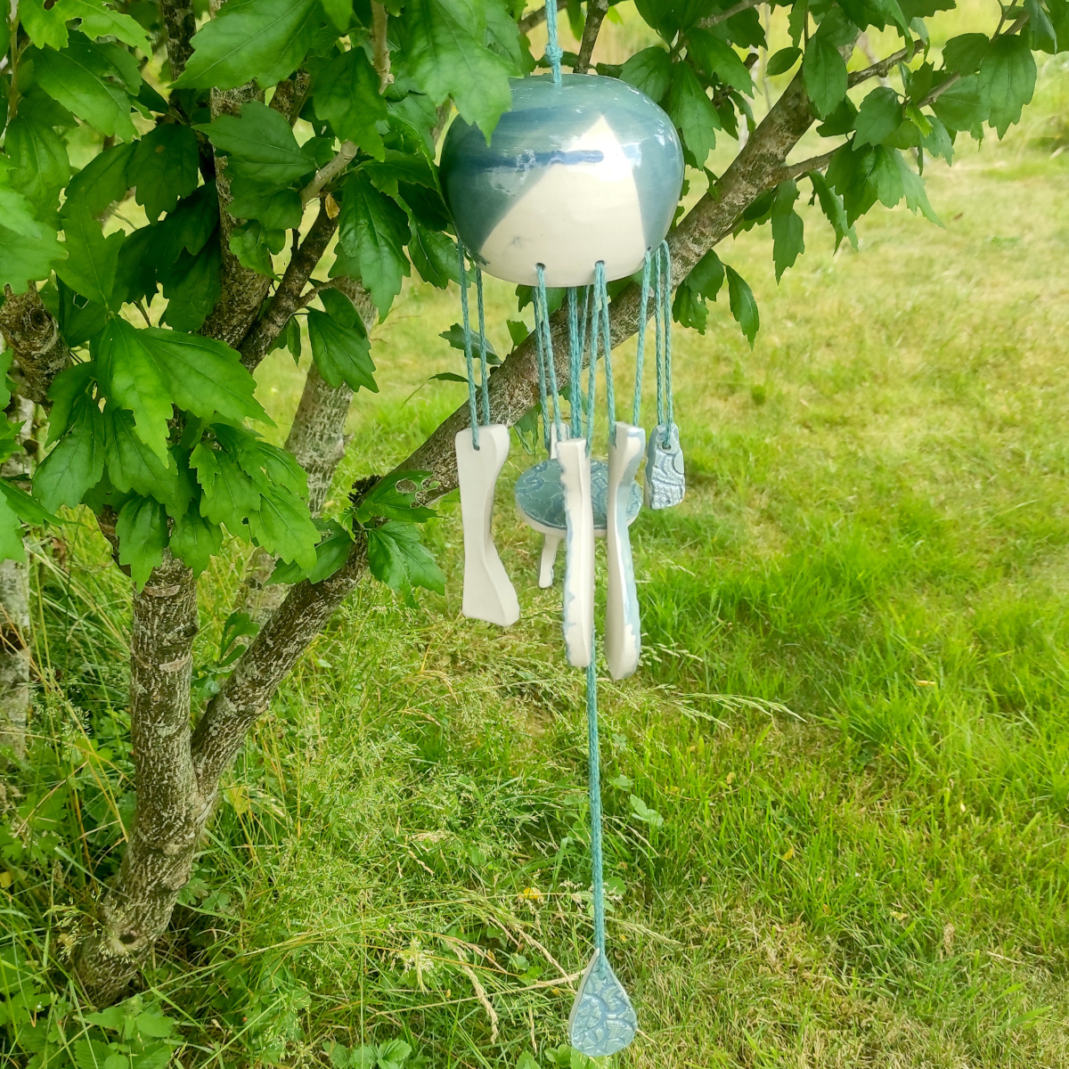 Carillon bleu de jardin en céramique.
