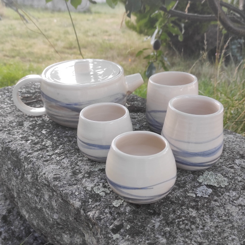 Théière et gobelets assortis de taille variée, pièces issues de la collection spirale.